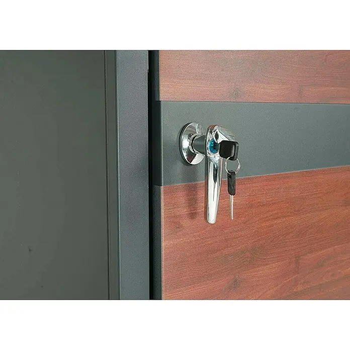 Proregal Mülltonnenbox 2er Mülltonnenverkleidung mit Pflanzkasten - 132 x 80 cm, Metall, Kirsche-Holzoptik Dunkelbraun, Geeignet für Anzahl Mülltonnen: 2 Stk. - Nahaufnahme eines Schrankes mit einem modernen Griff und einem Schlüssel. Der Schrank hat eine Holzstruktur mit grauen Akzenten.