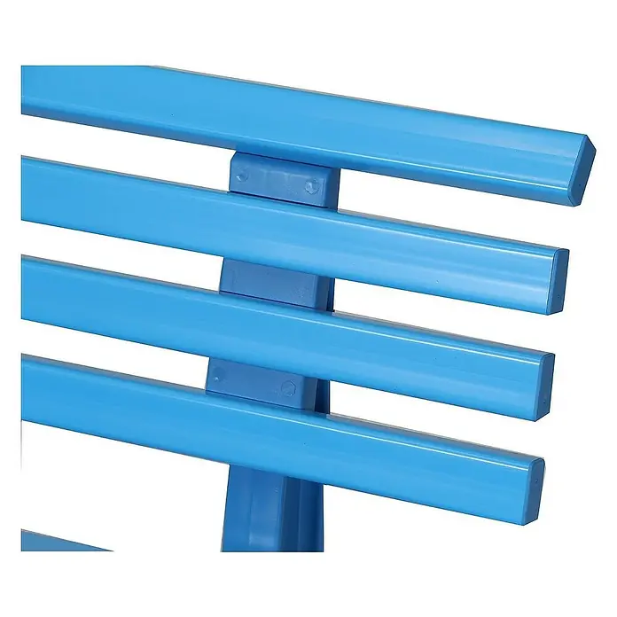Proregal Gartenbank Antigua 2-Sitzer aus Kunststoff - Himmelblau - Nahaufnahme eines blauen Wäscheständers mit mehreren horizontalen Stangen, die durch vertikale Stützen verbunden sind, ideal für die Wäschepflege.