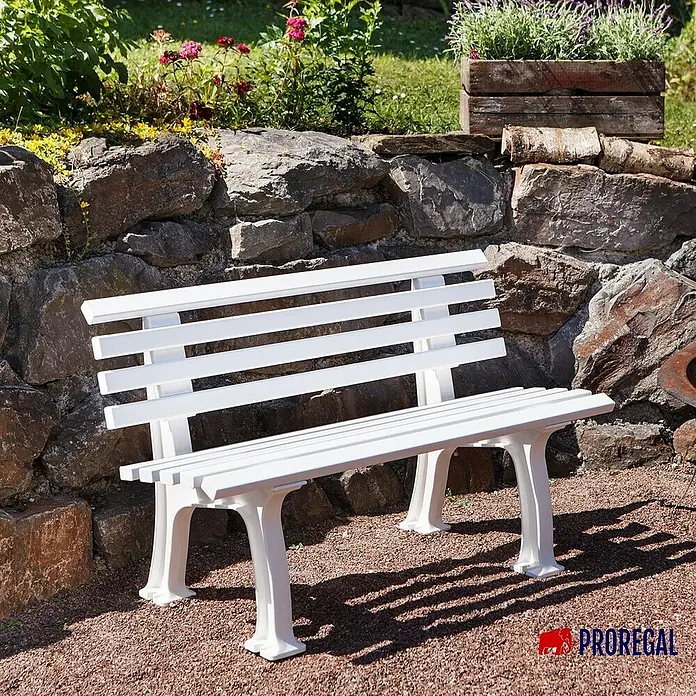 Proregal Gartenbank Antigua 2-Sitzer aus Kunststoff - Weiß - Eine weiße Gartenbank steht vor einer Steinmauer, ideal für den Außenbereich. Die Bank bietet eine stilvolle Sitzgelegenheit im Garten.