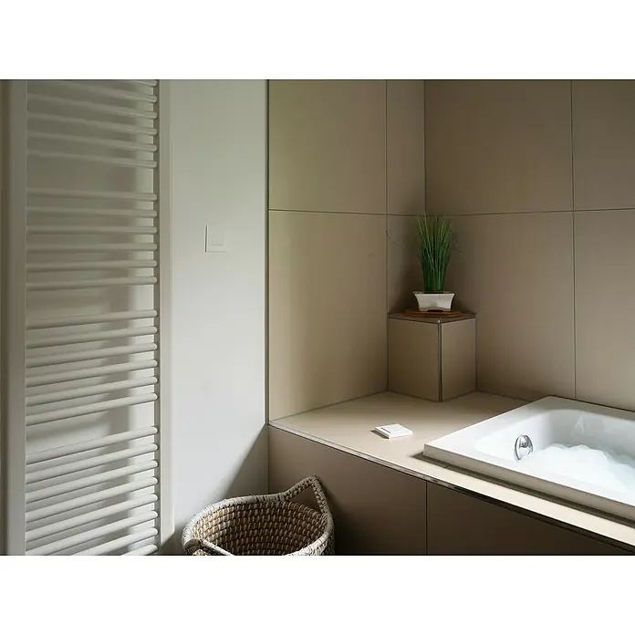 Osram Smart+ Schalter 4G matter - Weiß, Innen - Nahaufnahme eines Badezimmers mit Handtuchwärmer, Badewanne und Deko, die eine entspannende Atmosphäre schaffen.