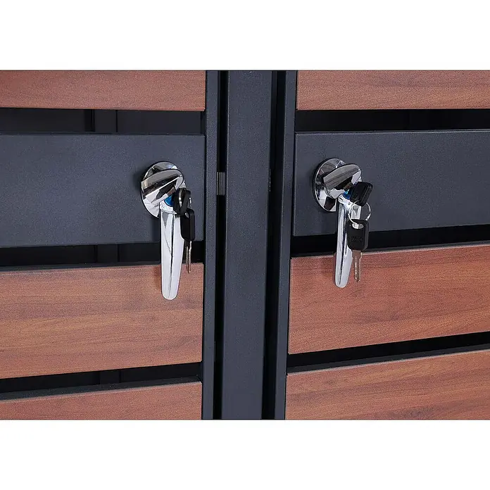 Proregal Mülltonnenbox 3er Mülltonnenverkleidung - Metall, Kirsche-Holzoptik Dunkelbraun, Geeignet für Anzahl Mülltonnen: 3 Stk. - Nahaufnahme eines verschlossenen Metallschranks mit Holzverkleidung, der Sicherheit und Stil vereint.