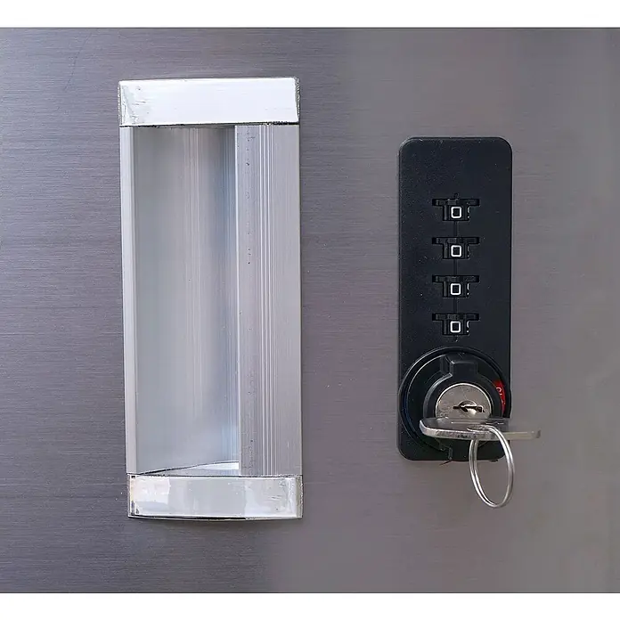 Proregal Mülltonnenbox XL 3er-/6er-Mülltonnenverkleidung - Metall, Edelstahl, Geeignet für Anzahl Mülltonnen: 3 Stk. - Bild eines Schrankschlosses mit einem Schlüssel und einem Zahlencode. Das Schloss bietet sowohl Komfort als auch zusätzliche Sicherheit.