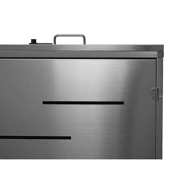 Proregal Mülltonnenbox XL 3er-/6er-Mülltonnenverkleidung - Metall, Edelstahl, Geeignet für Anzahl Mülltonnen: 3 Stk. - Nahaufnahme eines Edelstahl-Räucherofens mit Griff und Lüftungsschlitzen, ideal zum Räuchern von Speisen im Freien.