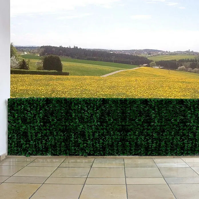 Proregal Sichtschutzelement Balkonsichtschutz - B x H: 500 x 100 cm, Kunststoff, Blatt dunkel - Blick von einem Balkon mit grüner künstlicher Hecke auf eine gelb blühende Wiese. Naturnaher Sichtschutz mit ästhetischem Design.