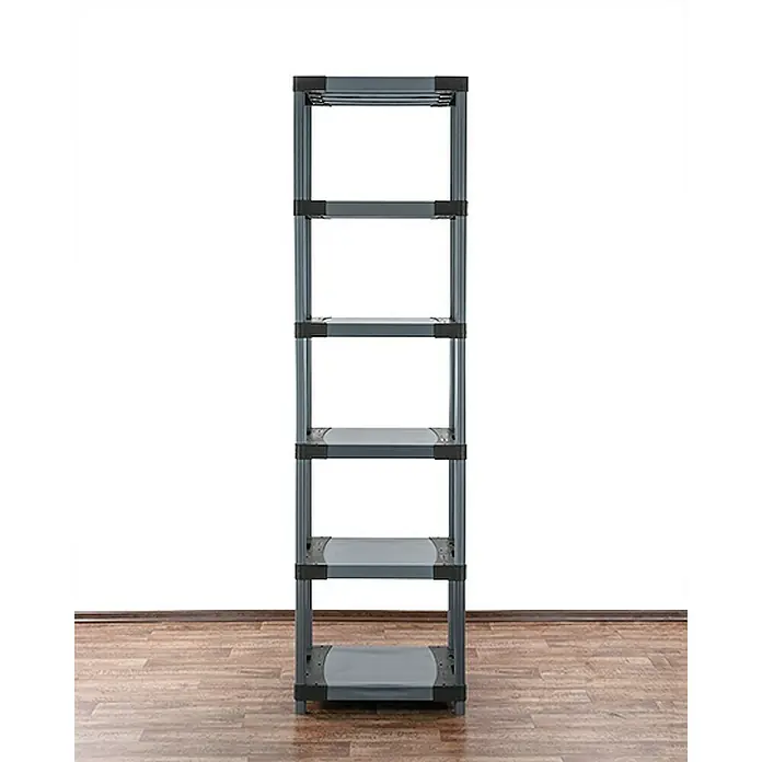 Proregal Kunststoffregal GREY BEAR - Traglast pro Boden: 120 kg, Anzahl Böden: 6 Stk., Stecken, Grau - Graues, rechteckiges Regal mit fünf Fächern, das vor einer weißen Wand auf einem Holzboden steht. Praktisch zur Aufbewahrung von Artikeln.