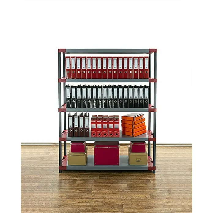 Proregal Kunststoffregal GREY BEAR - Traglast pro Boden: 70 kg, Anzahl Böden: 5 Stk., Stecken, Grau-Rot - Ein graues Regal mit rotem Rahmen steht auf einem Holzboden und ist mit Ordnern und Boxen in verschiedenen Farben gefüllt.