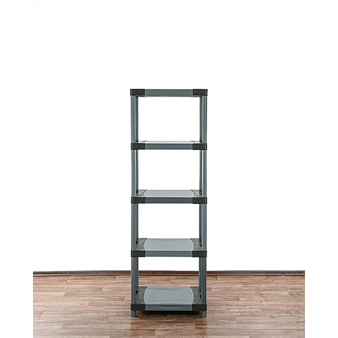 Proregal Kunststoffregal GREY BEAR - Traglast pro Boden: 120 kg, Anzahl Böden: 5 Stk., Stecken, Grau - Graues Kunststoffregal mit fünf Ablagen vor einer weißen Wand und Holzboden. Ideal für die Organisation und Aufbewahrung.