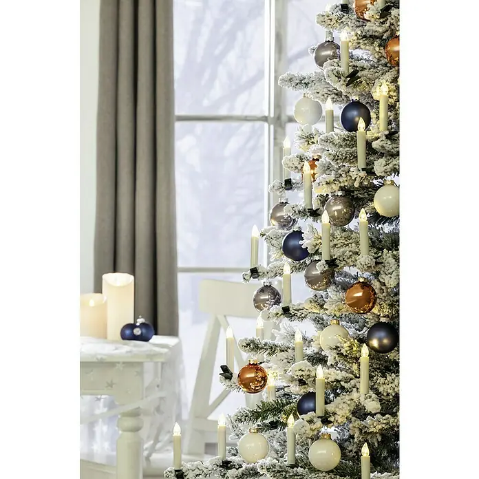 LED-Weihnachtskerzen - 110 mm, Elfenbein, Lichtfarbe: Warmweiß, Anzahl Leuchtmittel: 30 Stk., IP20 - Ein festlicher Weihnachtsbaum geschmückt mit Kugeln in Weiß, Blau und Bronze, sowie eleganten Kerzenleuchten, schafft eine warme, weihnachtliche Atmosphäre.
