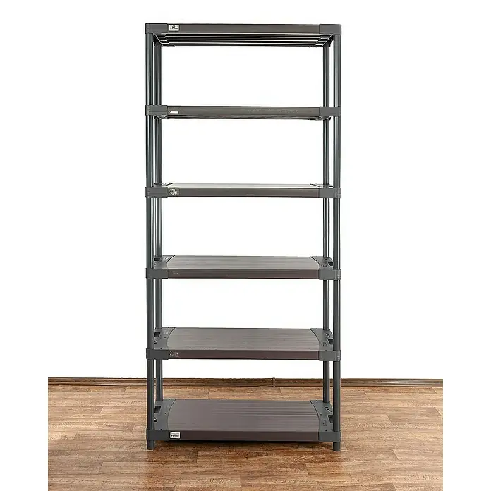Proregal Kunststoffregal GREY BEAR - Traglast pro Boden: 120 kg, Anzahl Böden: 6 Stk., Stecken, Grau - Ein graues, leeres Kunststoffregal mit sechs Ebenen steht auf einem Holzboden vor einer weißen Wand. Das Regal ist stabil und bietet viel Stauraum.