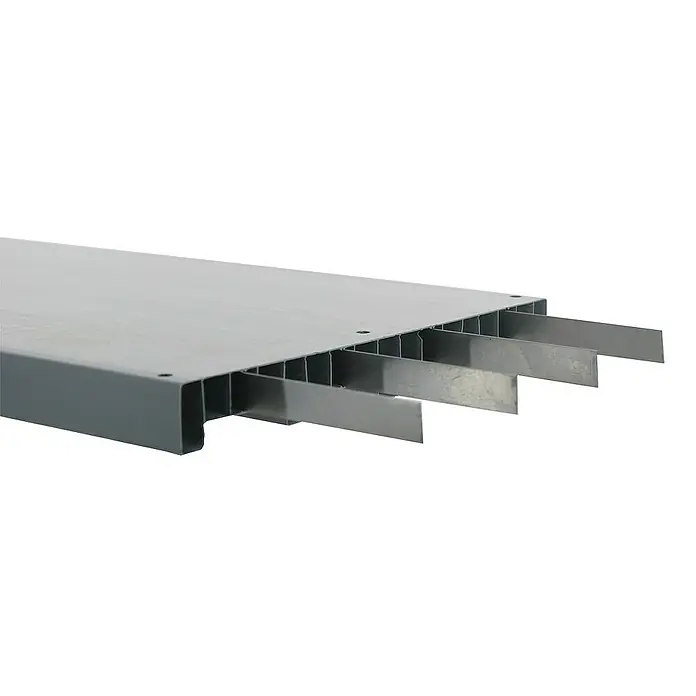 Proregal Kunststoffregal BIG GREY BEAR - Traglast pro Boden: 120 kg, Anzahl Böden: 4 Stk., Stecken, Grau-Rot - Produktansicht eines silberfarbenen Kabelkanals aus Metall mit mehreren Metalllaschen, die aus den Schlitzen herausragen.