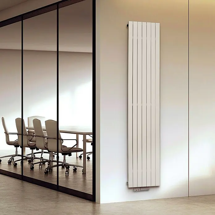 Camargue Designheizkörper Niagara - B x H: 370 x 1.900 mm, Anschlusskombination Heizkörper: Sonstige - Ein vertikaler Heizkörper in einem modernen Raum. Der Heizkörper ist in einer hellen Farbe und das Design ist schlicht.