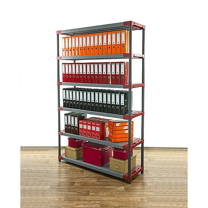 Proregal Kunststoffregal GREY BEAR - Traglast pro Boden: 70 kg, Anzahl Böden: 6 Stk., Stecken, Grau-Rot - Ein Regal voller Aktenordner und Aufbewahrungsboxen. Das Regal ist grau mit roten Verbindungsstücken.