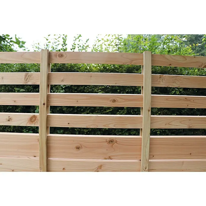 Joda Sichtschutzelement Kingston Siero - B x H: 180 x 180 cm, Holz, Natur - Nahaufnahme eines modernen, horizontalen Holzzauns, der Privatsphäre bietet und sich nahtlos in die natürliche Umgebung einfügt.