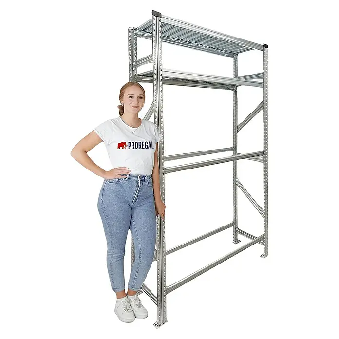 Proregal Reifenregal PROXIMO 1x Grundregal + 2x Anbauregal - H x B x T: 200 x 270 x 40 cm, Stecken, Verzinkt - Eine Frau steht neben einem silbernen Metallregal mit zwei Regalböden, das von der Firma Proregal stammt.