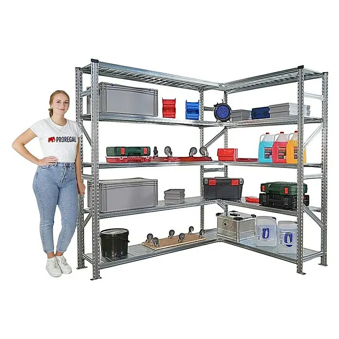 Proregal Eckregal PROXIMO - H x B x T: 200 x 150 x 32 cm, Traglast pro Boden: 100 kg, Anzahl Böden: 5 Stk., Stecken, Verzinkt - Das Bild zeigt ein Proregal-Regalsystem mit diversen Lagerbehältern, Werkzeugkisten und Flüssigkeitskanistern, daneben steht eine Frau zur Größenorientierung.