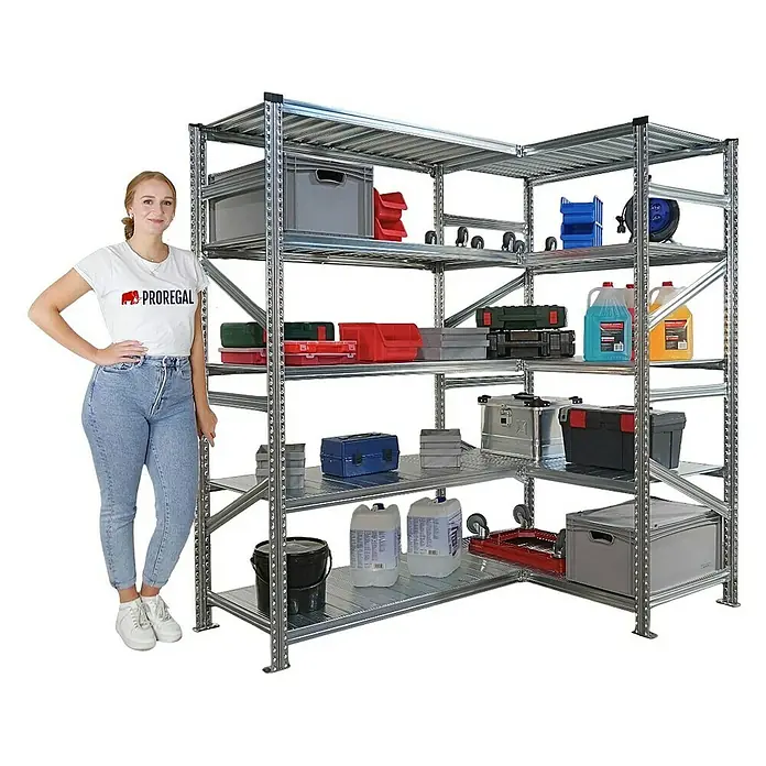 Proregal Eckregal PROXIMO - Traglast pro Boden: 100 kg, Anzahl Böden: 5 Stk., Stecken, Verzinkt - Das Bild zeigt ein Eckregal aus Metall mit mehreren Ablagen, gefüllt mit verschiedenen Werkzeugen und Behältern, neben einer Frau zur Größenorientierung.