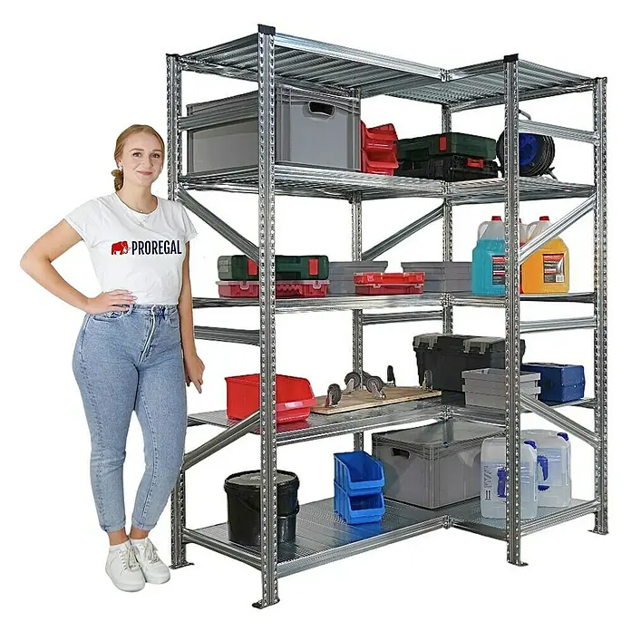 Proregal Eckregal PROXIMO - H x B x T: 200 x 90 x 60 cm, Traglast pro Boden: 100 kg, Anzahl Böden: 5 Stk., Stecken, Verzinkt - Bild eines grauen Metallregals mit fünf Ebenen, gefüllt mit verschiedenen Lagerbehältern, daneben eine Frau zur Größenskalierung.