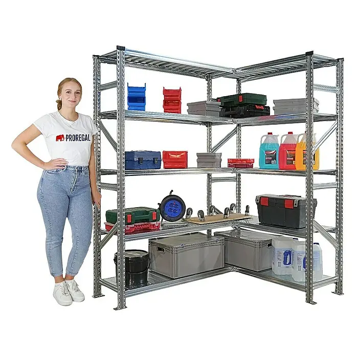 Proregal Eckregal PROXIMO - H x B x T: 200 x 120 x 32 cm, Traglast pro Boden: 100 kg, Anzahl Böden: 5 Stk., Stecken, Verzinkt - Lagerregal mit vielen Boxen und Behältern, die in einem Eckregal aus Metall aufbewahrt werden. Daneben eine Frau mit einem T-Shirt.