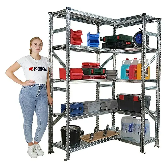 Proregal Eckregal PROXIMO - Traglast pro Boden: 100 kg, Anzahl Böden: 5 Stk., Stecken, Verzinkt - Lagerregal mit fünf Ebenen und einer Frau, die daneben steht. Das Regal ist mit verschiedenen Gegenständen bestückt.