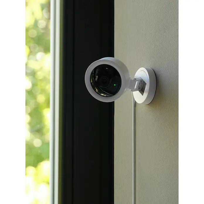 Osram Smart+ Überwachungskamera Fixed - Passend für: Alarmsystem, Smart Home System - Nahaufnahme einer kabellosen Überwachungskamera in Weiß, die an einer Wand montiert ist, mit Blick auf einen Raum.