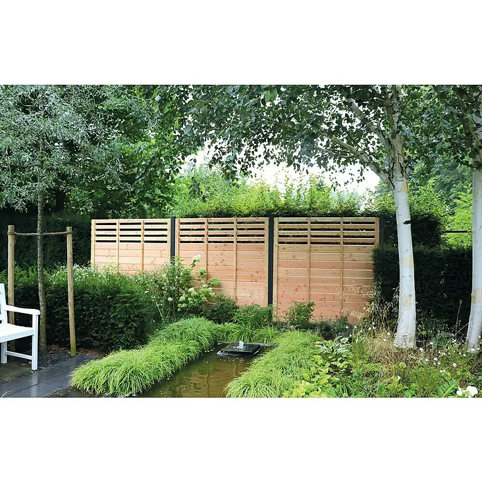 Joda Sichtschutzelement Kingston Siero - B x H: 180 x 180 cm, Holz, Natur - Ein horizontaler Holzzaun mit schwarzen Pfosten, eingebettet in eine üppige Gartenszene mit Teich und Bäumen, bietet Privatsphäre und Ästhetik.