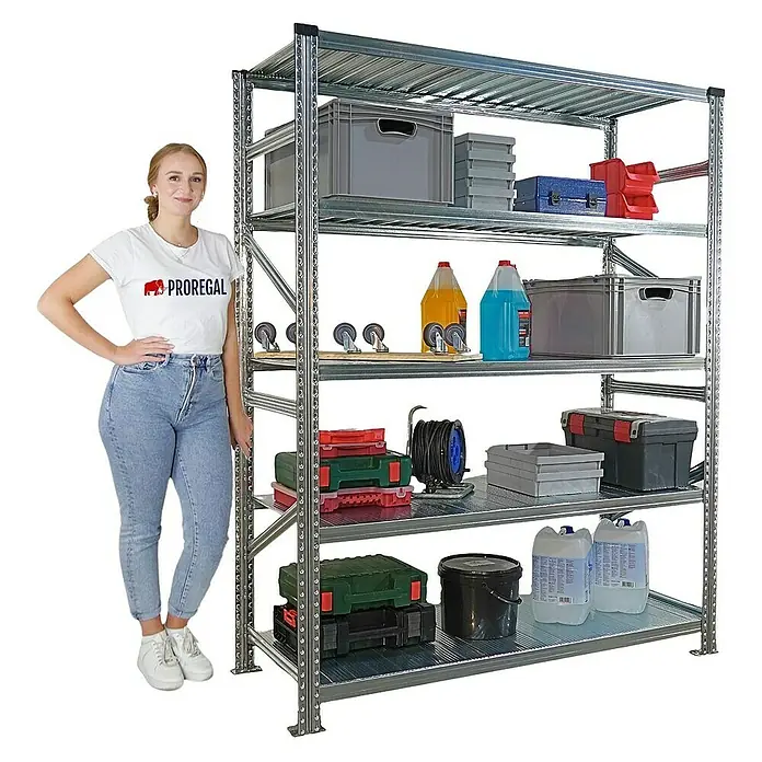 Proregal Metallregal Fachbodenregal PROXIMO 1x Grundregal + 3x Anbauregal - Traglast pro Boden: 130 kg, Anzahl Böden: 5 Stk., Stecken, Verzinkt - Abbildung eines Regalsystems mit vier Ebenen, beladen mit Kisten, Behältern und Flaschen, zusammen mit einer Frau.