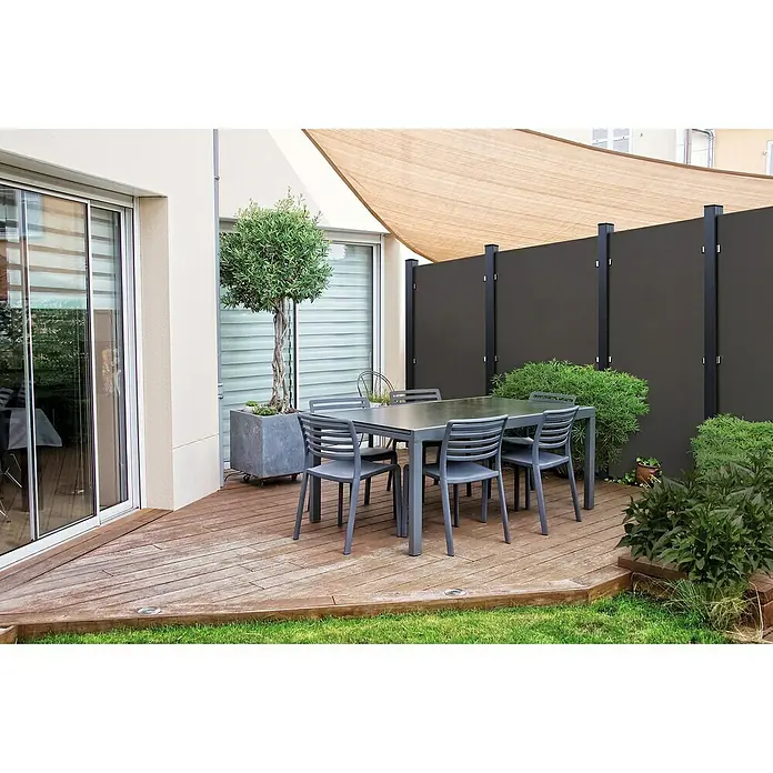 Joda Sichtschutzelement Kingston Platten - B x H: 90 x 183 cm, Kunststoff, Anthrazit - Ein eleganter Außenbereich mit einem grauen Gartentisch und passenden Stühlen, ergänzt durch eine stilvolle Terrassenüberdachung.