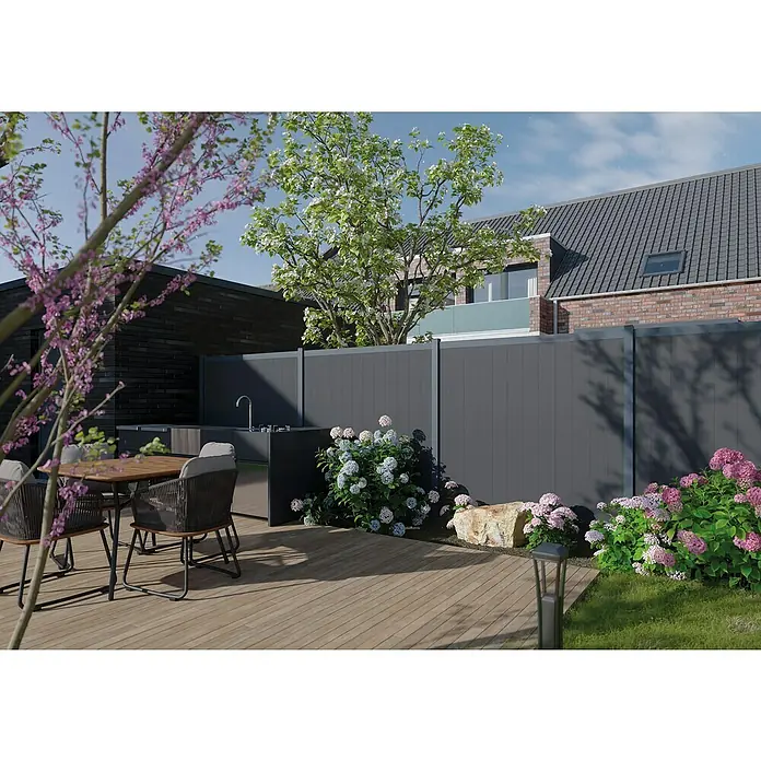 Joda Sichtschutzelement Kingston Einzelprofilmaß: ca. 20 × 147 mm - B x H: 183 x 176 cm, WPC, Anthrazit - Gartenanlage mit elegantem Essbereich, moderner Außenküche und üppiger Bepflanzung unter strahlend blauem Himmel.