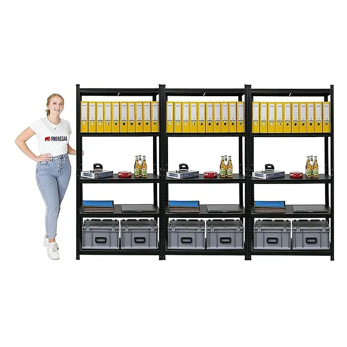 Proregal Metallregal Wohnregal Mega Deal Ragnar - H x B x T: 180 x 90 x 40 cm, Traglast pro Boden: 100 kg, Anzahl Böden: 4 Stk., Stecken, Schwarz - Schwarzes Metallregal mit vier Ebenen, gefüllt mit Büroartikeln, neben einer Frau, die eine weiße T-Shirt und Jeans trägt.