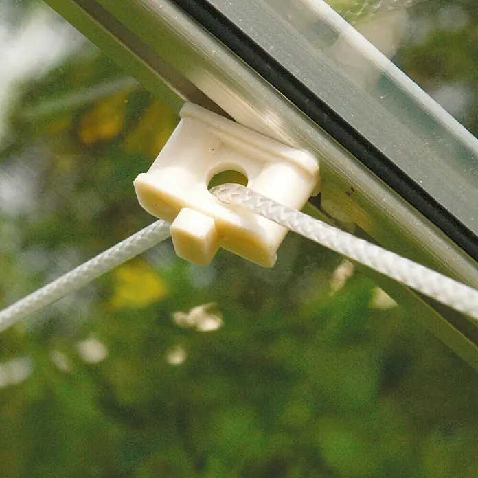 Vitavia Pflanzhilfe - 10 Stk. - Nahaufnahme einer Fensterjalousie-Schnurführung aus Kunststoff. Das Detail zeigt das Bauteil und die zugehörige Kordel.