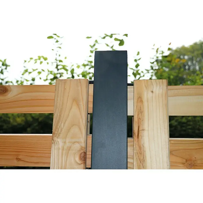 Joda Sichtschutzelement Kingston Siero - B x H: 180 x 180 cm, Holz, Natur - Nahaufnahme eines modernen Holzzauns mit einer schlanken, schwarzen Metallstütze, die einen stilvollen Kontrast zur warmen Holzmaserung bildet.