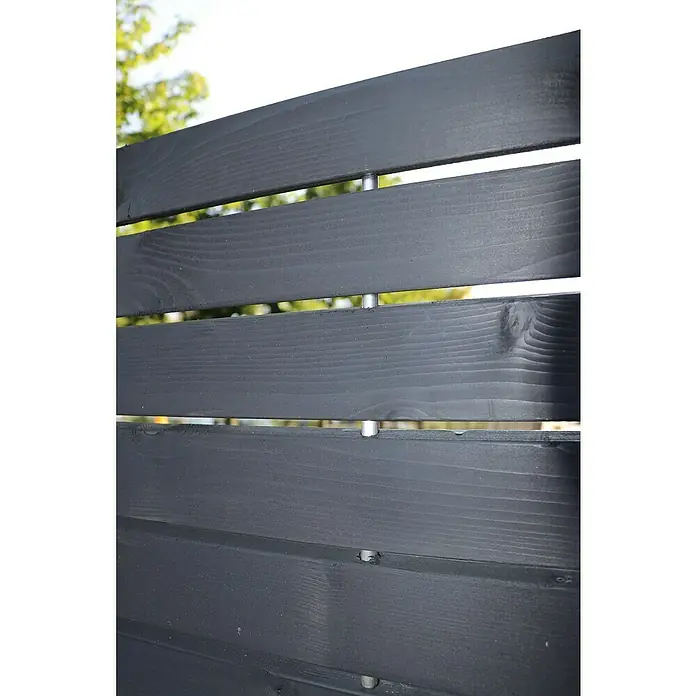 Joda Sichtschutzelement Kingston Einzelprofile - B x H: 180 x 180 cm, Natur - Nahaufnahme eines modern gestalteten, dunkelgrau gestrichenen Holzzauns mit silberfarbenen Befestigungselementen.