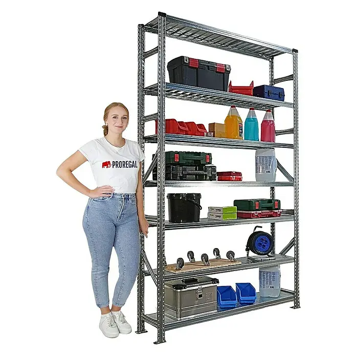 Proregal Metallregal Fachbodenregal PROXIMO Grundregal - Traglast pro Boden: 200 kg, Anzahl Böden: 7 Stk., Stecken, Verzinkt - Ein hohes, freistehendes Lagerregal aus Metall, beladen mit Werkzeugkästen, Behältern und Flaschen, mit einer Frau als Größenvergleich.