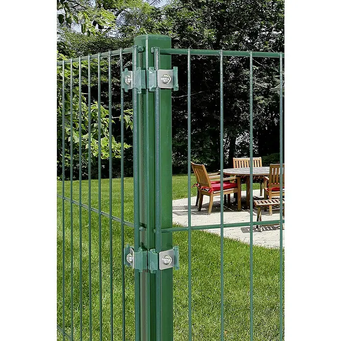 Peddy Shield Eckpfosten - 150 cm x 40 mm x 40 mm, Grün - Nahaufnahme eines grünen Doppelstabmattenzauns mit Pfostenbefestigung im Garten.