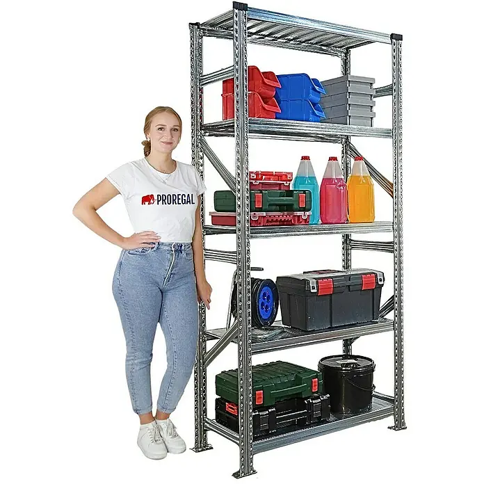Proregal Metallregal Fachbodenregal PROXIMO 1x Grundregal + 4x Anbauregal - Traglast pro Boden: 200 kg, Anzahl Böden: 5 Stk., Stecken, Verzinkt - Regal mit fünf Ebenen, gefüllt mit Werkzeugkisten und Behältern, präsentiert neben einer Frau. Perfekt für Werkstatt und Lager.