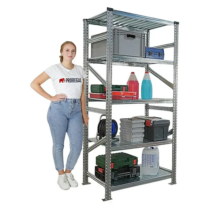 Proregal Metallregal Fachbodenregal PROXIMO 1x Grundregal + 3x Anbauregal - Traglast pro Boden: 200 kg, Anzahl Böden: 5 Stk., Stecken, Verzinkt - Ein silbernes Lagerregal mit fünf Fächern, gefüllt mit verschiedenen Behältern, neben einer lächelnden Frau.