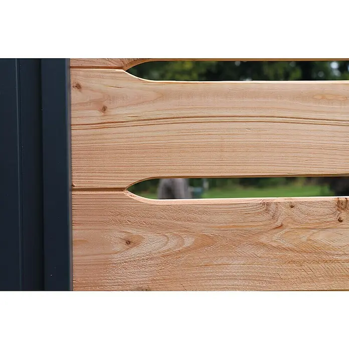 Joda Sichtschutzelement Kingston Profil - B x H: 90 x 187 cm, Lärche, Natur - Nahaufnahme eines modernen Holzzauns mit dekorativen Ausschnitten und einem stabilen Rahmen.
