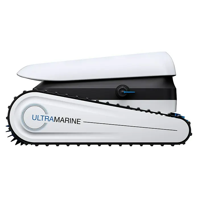 Ecovacs Poolroboter Ultramarine P1 - Akkubetrieben, Passend für: Pools bis 180 m² Grundfläche, Filterleistung: 18.200 l/h - Seitenansicht eines UltraMarine Poolreinigungsroboters. Das Gerät ist weiß mit schwarzen Akzenten und Ketten für die Bewegung im Pool.