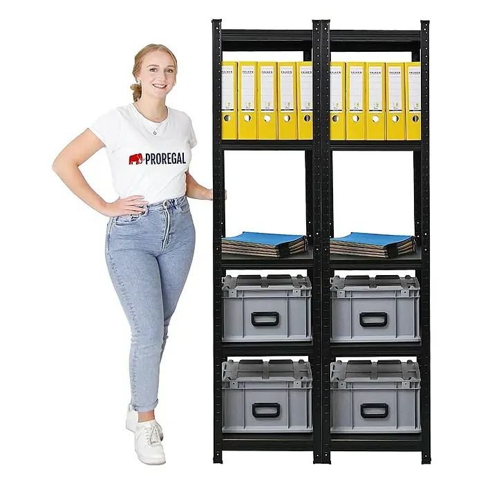 Proregal Metallregal Wohnregal Mega Deal Ragnar - H x B x T: 180 x 45 x 45 cm, Traglast pro Boden: 100 kg, Anzahl Böden: 4 Stk., Stecken, Schwarz - Regal mit vier Ebenen, gefüllt mit Aktenordnern, Dokumenten und grauen Aufbewahrungsboxen.