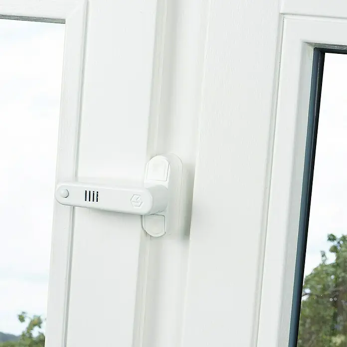 Burg-Wächter Fensteralarm FSA 2020 - Alarmsignal: 110 dB, Einbaubreite: 23 mm - Nahaufnahme eines weißen Fenstergriffs mit integriertem Sensor zur Überwachung der Fensterposition für mehr Sicherheit im Haus.