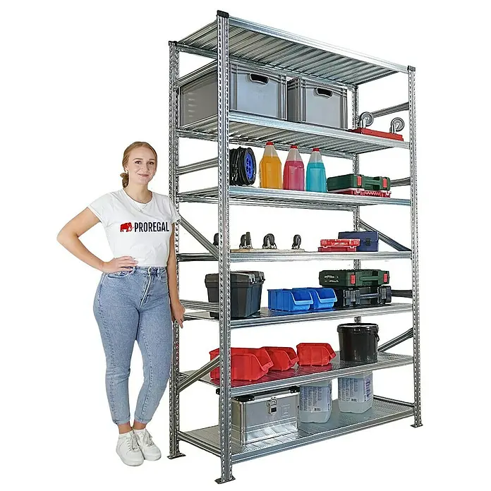 Proregal Metallregal Fachbodenregal PROXIMO 1x Grundregal + 3x Anbauregal - Traglast pro Boden: 200 kg, Anzahl Böden: 7 Stk., Stecken, Verzinkt - Stabiles Metallregal mit sechs Ebenen, ideal für Lagerung. Die Regale sind mit verschiedenen Gegenständen wie Kisten und Werkzeugen gefüllt.