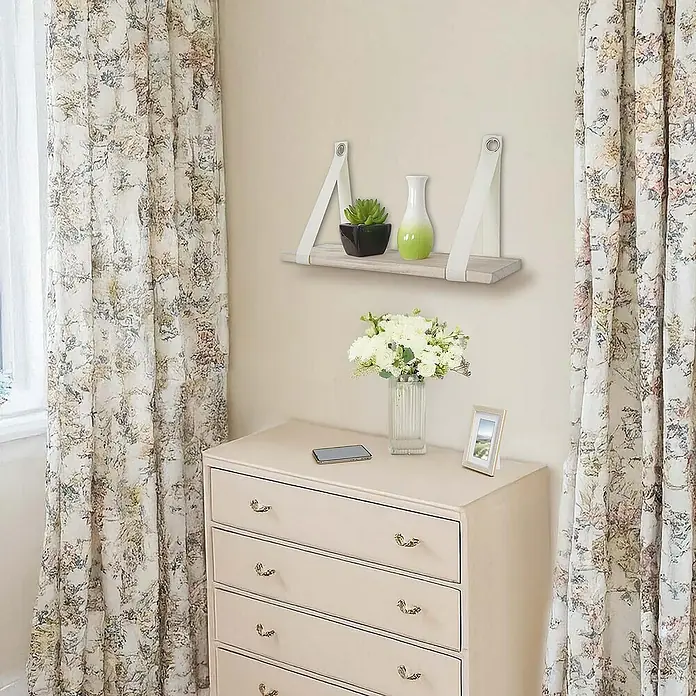 Berlinlodge Holzregal Wandregal - Anzahl Böden: 1 Stk., Einhängen, Natur - Ein schwebendes Regal mit Pflanzen und einer Vase, das über einer Kommode mit Dekoration steht, umgeben von floralen Vorhängen.