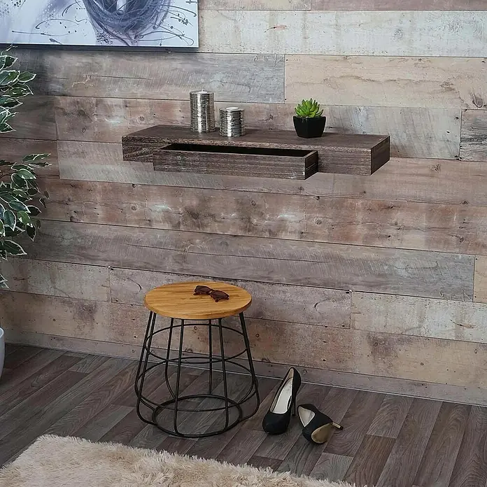Berlinlodge Holzregal Wandregal - Anzahl Böden: 1 Stk., Einhängen, Weiß shabby - Wandregal aus Holz mit Schublade, Dekorationen und Hocker mit Brille, dazu schwarze High Heels auf einem Teppich.