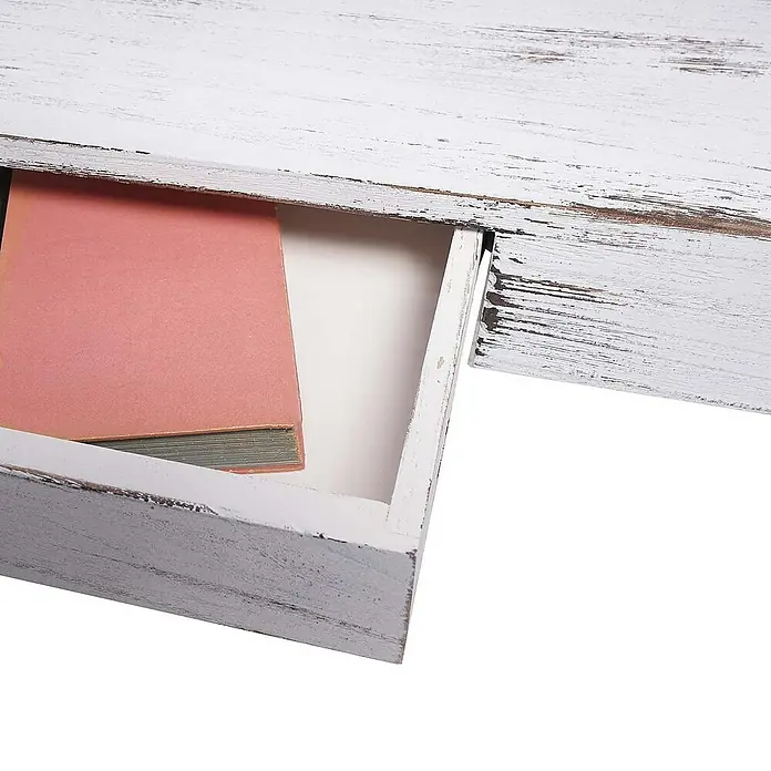 Berlinlodge Holzregal Wandregal - Anzahl Böden: 1 Stk., Einhängen, Weiß shabby - Nahaufnahme einer weißen Holzkommode mit einer Schublade, in der ein rosafarbenes Buch liegt.