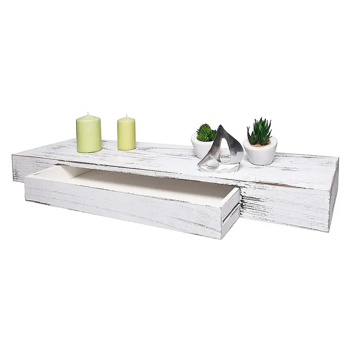Berlinlodge Holzregal Wandregal - Anzahl Böden: 1 Stk., Einhängen, Weiß shabby - Ein weißes Wandregal mit einer Schublade, dekoriert mit Kerzen und Pflanzen, bietet stilvollen Stauraum.