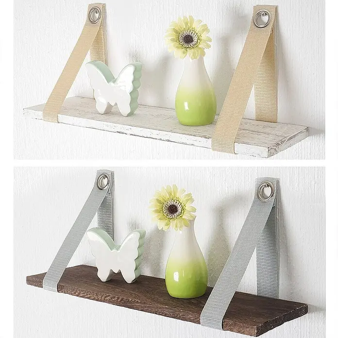 Berlinlodge Holzregal Wandregal - Anzahl Böden: 1 Stk., Einhängen, Weiß - Zwei hölzerne Hängeregale mit Textilaufhängung, dekoriert mit einer grünen Vase mit Blume und einem Schmetterling.