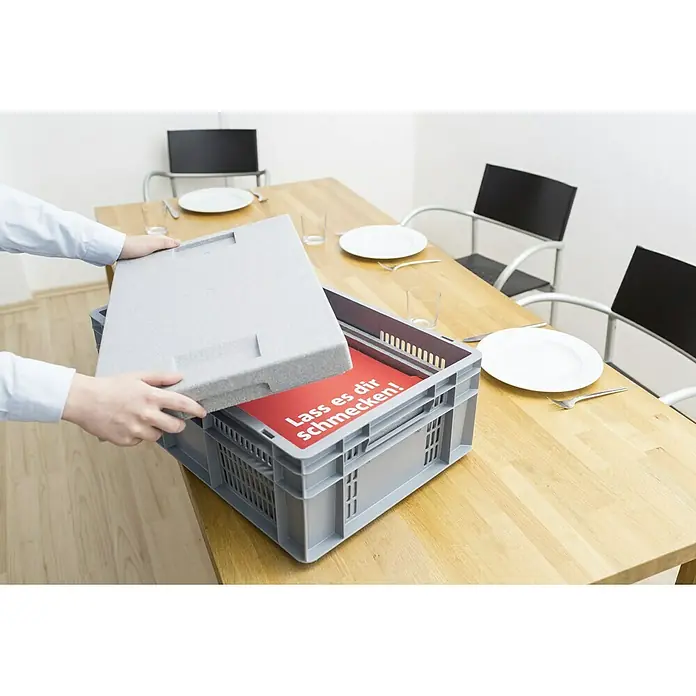 BAUHAUS Eurobox - 60 l, L x B x H: 60 x 40 x 32 cm, Offen - Die graue Eurokiste mit Deckel steht auf einem Esstisch mit Geschirr, auf einem roten Blatt steht "Lass es dir schmecken!".