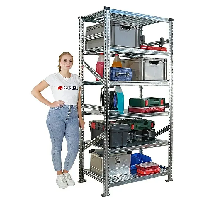 Proregal Metallregal Fachbodenregal PROXIMO 1x Grundregal + 3x Anbauregal - Traglast pro Boden: 200 kg, Anzahl Böden: 6 Stk., Stecken, Verzinkt - Ein hohes, freistehendes PROREGAL-Lagerregal aus Metall, voll beladen mit Kisten, Behältern und Flaschen.