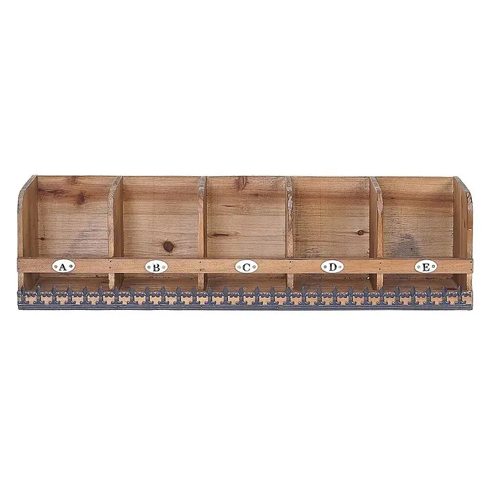 Berlinlodge Holzregal Wandregal - H x B x T: 71 x 18 x 16 cm, Anzahl Böden: 1 Stk., Einhängen, Braun - Ein rustikaler Holzbriefkasten mit fünf Fächern, beschriftet mit A bis E, und dekorativen Metallverzierungen.