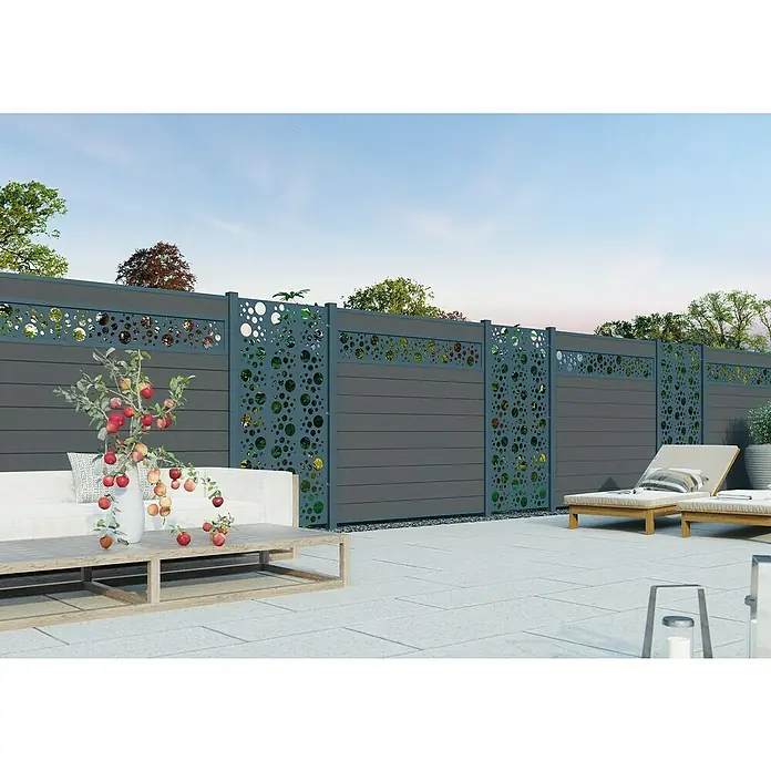 Joda Sichtschutzelement Kingston Dekor-Element - B x H: 90 x 183 cm, Kunststoff, Anthrazit - Ansicht eines modernen grauen Gartenzauns mit dekorativen Ausschnitten in einem stilvollen Außenbereich mit Möbeln.